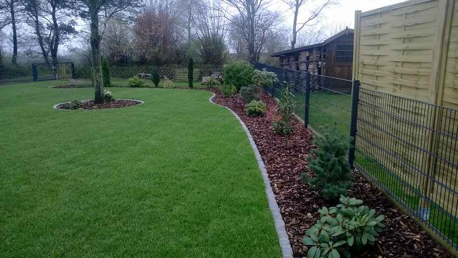 Garten mit Doppelstabmatten-Zaun